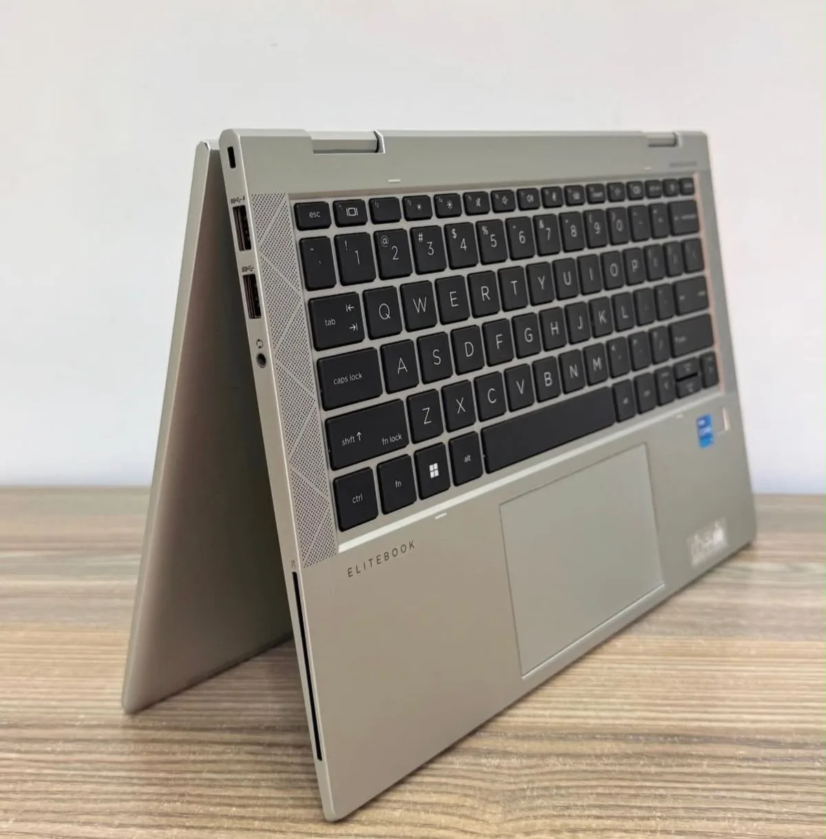 Photograph 2 of HP ELITEBOOK 1040 G8